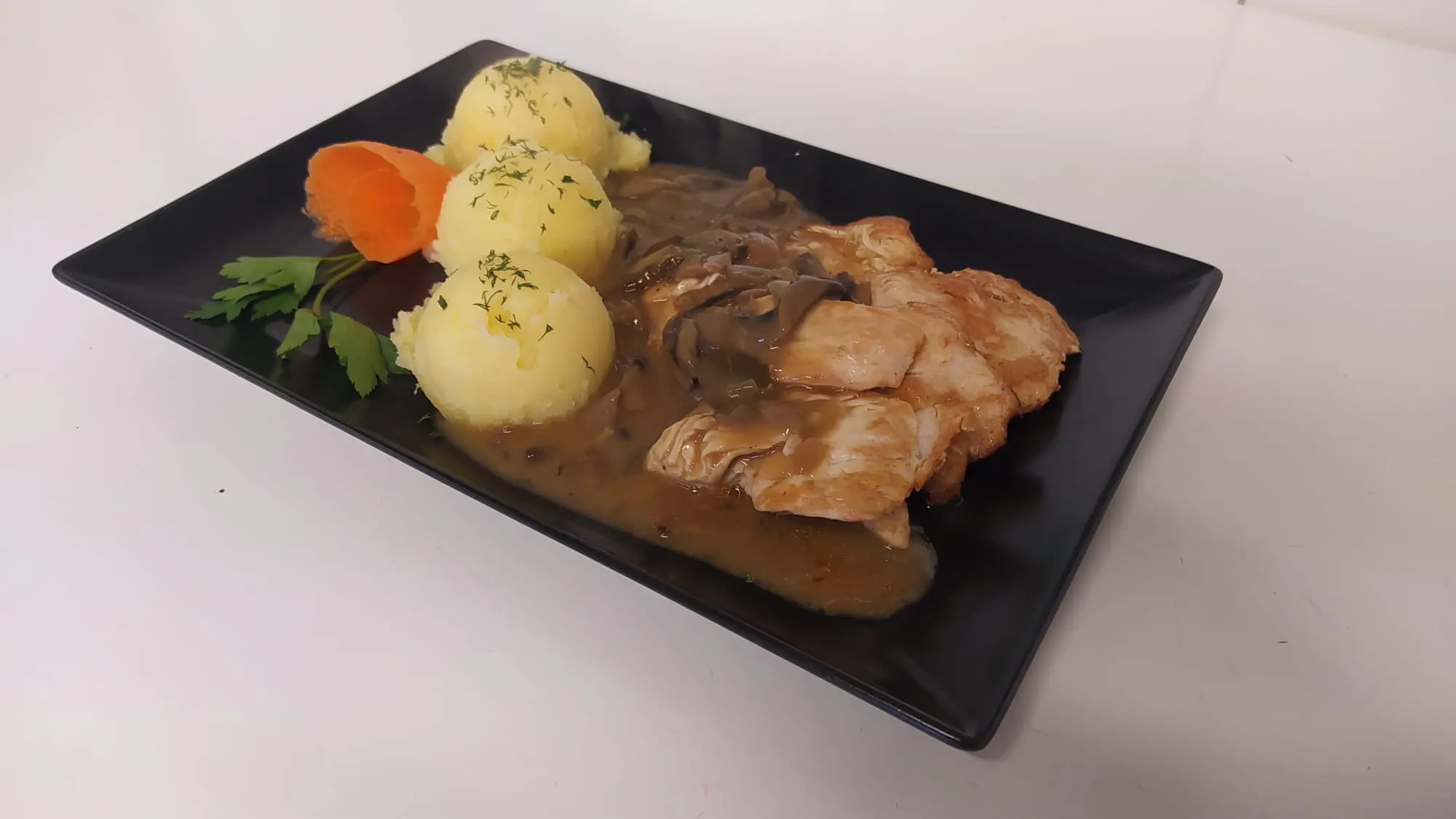Geflügelmedallions mit Kartoffeln