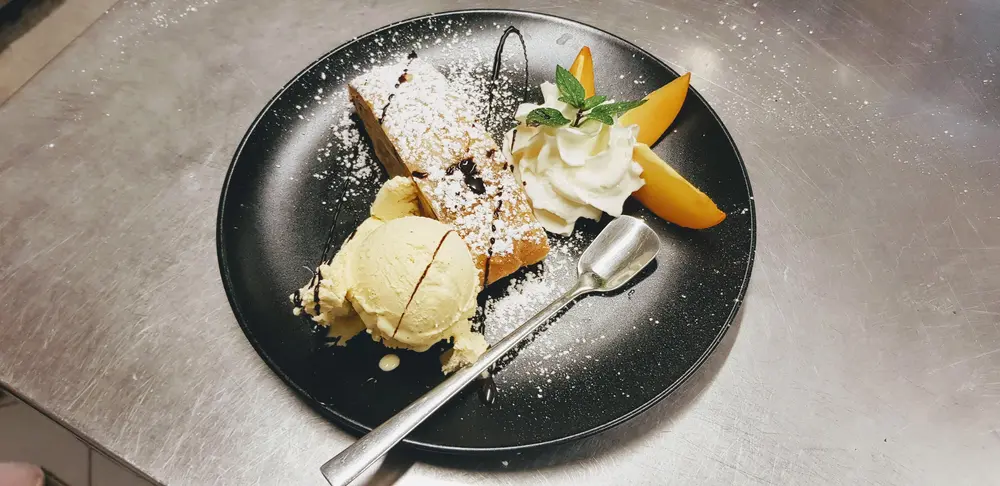 Apfelstrudel mit Vanilleeis