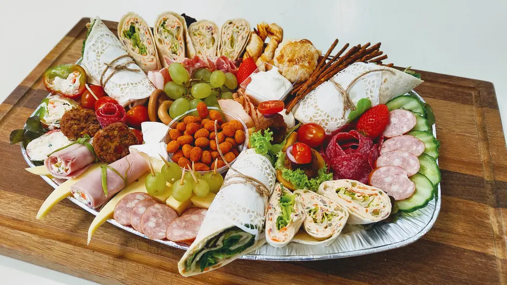 Kalte Platte mit Wurst, Käse und Snacks